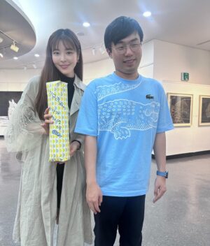 Kim Gyu-ri Instagram - 버스를 그리는 화가 박재영군의 
뜻밖의 선물. 감사드립니다~🙏💕
.
제가 너무 갖고싶어했지만
이미 주인을 만나버린 그림이라서 아쉬웠는데..
잊지않고 이렇게 에디션으로 선물을..ㅋㅋ😭🙏💕
근데요..
이렇게 예쁜그림을 어떻게 발쪽에 깔아요..
그냥 저는 고이 모셔두고 그림을 즐기겠습니다^^🙏⭐️💕
.
.
#박재영화가 #버스를그리는작가 
#고운마음으로그림을그리는버스화가
#어머님늘감사드립니다🙏💕