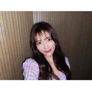 Kim Ha-ram Instagram - 🦄200626 하람 리슨스테이지 🦄

제가 부르면서도 기분이 좋아지는 곡들을 여러분들께 들려드릴 수 있어서 행복했습니다! 시청해주신 모든 분들께 감사드립니다🤍🌷🤍 다음 리슨 스테이지에서 만나요🖐🖐