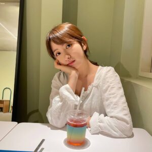Kim Ji-min Instagram - 🌸🌼🌷
(사진 찍고 바로 마스크 썼어요☺️)
