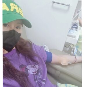 Kim Ji-soo Instagram - 어제 오랜만에 헌혈하고 왔습니다.
좀 더 자주 할 수 있도록 신경써야 겠어요.
코로나로 혈액도 예전보다 많이 많이  부족하대요ㅜ

오늘은 날이 좀 흐리네요~ 모두 마음만은 화창하게~ 그럼 이만 총총🏃‍♀️🏃‍♀️

👉👉각막기증 장기기증 골수기증에도 관심 부탁드려용ㅎ💜 👉👉 @donororkr

#헌혈 #헌혈의집 #blooddonation #사랑의장기기증운동본부 
#2005각막장기골수기증등록
#2011년골수기증
#오만분의일의기적