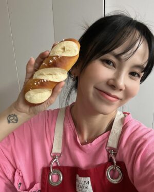 Kim Ji-woo Instagram - .
.
요즘 집에서 빵공장 운영중🥨🥨
.
.
#지우빵공장
