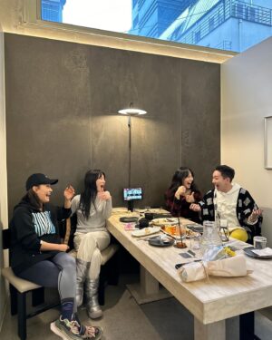 Kim Ji-woo Instagram - .
.
요 며칠 싱숭생숭 우울하던 마음이 
눈녹듯이 녹아내린 건 그대들 덕분이야
사랑하는 사람들에게 이것저것 재고 따지지 말고 궁금하면 연락해보고 안부도 묻고 보고싶으면 얼굴 마주하고 밥 한끼 나누며
아쉬움 없이 그렇게 살아야지..
우리 그렇게 살자
.
.
