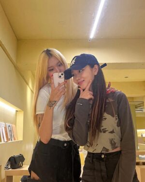 Kim Ji-young Instagram - 우리 만나는날 = 맛있는거 먹는날