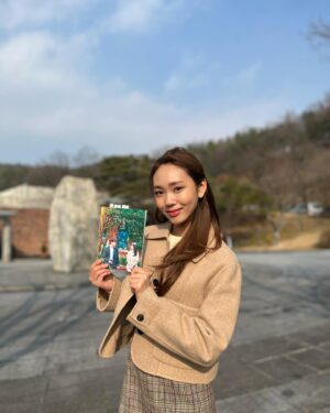 Kim Ji-young Instagram - 그동안 드라마 멜랑꼴리아를 시청해주시고 사랑해주신 여러분들께 감사의 말씀 전합니다, 지나라는 캐릭터를 만나 살아갈 수 있었던 건 크나큰 행운이었어요, 고생하신 모든 스텝분들과, 배우분들 지나를 함께 만들어가주셔서 감사했습니다, 한 해 마무리 잘하시고 2022년도 서로 많이 아끼고 사랑합시다! 감사합니다💗