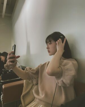 Kim Ju-a Instagram - LP 라는 거 처음 들어봤는데 참 좋더라구요
모두 ‘다시 경험’ 해 보셨음해요 🕰️