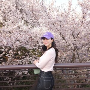 Kim Na-hee Instagram - 그냥 좀 걸을까?! 하다가
꽃구경 하고 온🌸
양재천에
마지막 벚꽃을 보러 온 사람들로 넘쳐났는데
내 눈 앞에 명당이 똬악~~ ㅎㅎㅎ
줄 서서 찍고왔다 헤헷
귀가하며 집 앞을 보니
꽃비가 많이 내려있었다
캬 날이 좋았다🫶