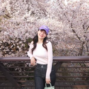 Kim Na-hee Instagram - 그냥 좀 걸을까?! 하다가
꽃구경 하고 온🌸
양재천에
마지막 벚꽃을 보러 온 사람들로 넘쳐났는데
내 눈 앞에 명당이 똬악~~ ㅎㅎㅎ
줄 서서 찍고왔다 헤헷
귀가하며 집 앞을 보니
꽃비가 많이 내려있었다
캬 날이 좋았다🫶