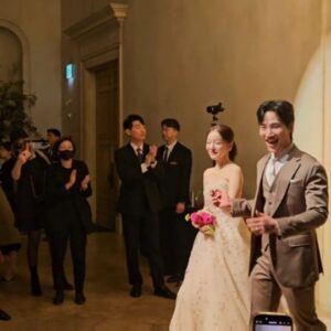 Kim Na-hee Instagram - 세상에서 제일 예뿐 선남선녀 부부🩷 사랑해요😭🫶
나의 소중한 선배님이
디즈니공주님처럼 너무나도 아리따운 언니를 만나
결혼한 날
마음이 몽글몽글해졌다가
2부에서는 너무 즐겁고 신났다가 헤헤헤
선하고 현명하게 행복한 길을 걸을 것 같은 부부🩷

#사회자보다말많이한현기선배..........