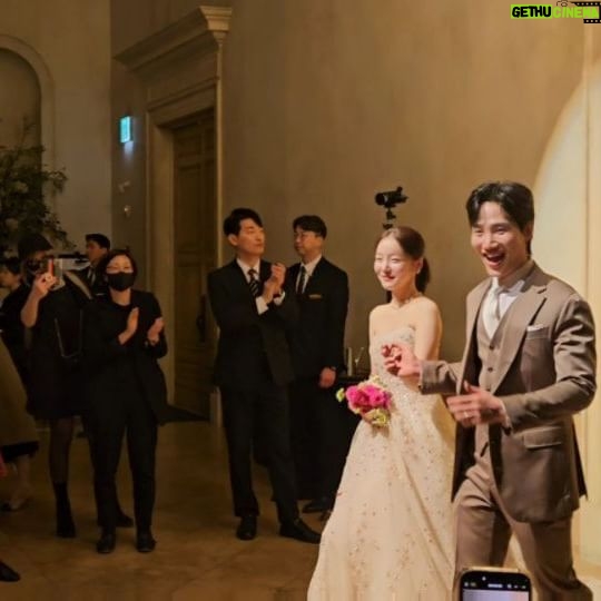 Kim Na-hee - 1.4K Likes - 세상에서 제일 예뿐 선남선녀 부부🩷 사랑해요😭🫶
나의 소중한 선배님이
디즈니공주님처럼 너무나도 아리따운 언니를 만나
결혼한 날
마음이 몽글몽글해졌다가
2부에서는 너무 즐겁고 신났다가 헤헤헤
선하고 현명하게 행복한 길을 걸을 것 같은 부부🩷
#사회자보다말많이한현기선배..........