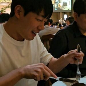 Kim Na-hee Instagram - 세상에서 제일 예뿐 선남선녀 부부🩷 사랑해요😭🫶
나의 소중한 선배님이
디즈니공주님처럼 너무나도 아리따운 언니를 만나
결혼한 날
마음이 몽글몽글해졌다가
2부에서는 너무 즐겁고 신났다가 헤헤헤
선하고 현명하게 행복한 길을 걸을 것 같은 부부🩷

#사회자보다말많이한현기선배..........