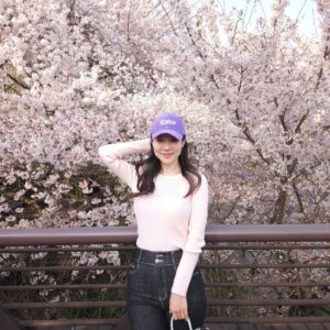Kim Na-hee Instagram - 그냥 좀 걸을까?! 하다가
꽃구경 하고 온🌸
양재천에
마지막 벚꽃을 보러 온 사람들로 넘쳐났는데
내 눈 앞에 명당이 똬악~~ ㅎㅎㅎ
줄 서서 찍고왔다 헤헷
귀가하며 집 앞을 보니
꽃비가 많이 내려있었다
캬 날이 좋았다🫶