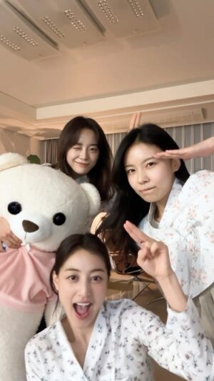 Kim Na-young Instagram - Girl’s Night In with #김세정 #김나영🌙 

#트와이스 #TWICE 
#지효 #JIHYO