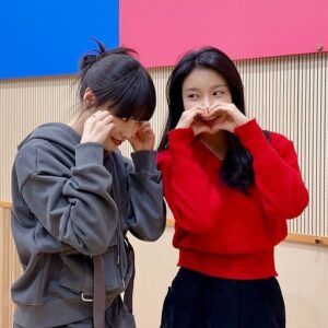 Kim Na-young Instagram - -
칭구랑 비지니스❤️

@volumeup_891 with @chungha.art