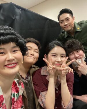 Kim Na-young Instagram - 너무 존경하는 우리 광주팀과 함께❤
광주 공연 남은 마지막 주도 화이팅!!가보자굿
절대지켜!
(극I지만 E인척 좀 해봤어요)

#뮤지컬광주