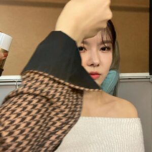 Kim Na-young Instagram - 🙂👀😘