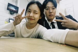 Kim Na-young Instagram - -
연극 '행복을 찾아서'
2023.12.05-2024.02.18 

행복을 찾아서를 사랑해주신 많은 관객분들께 진심으로 감사드립니다

‘행복은 찾는게 아니라, 깨닫는 거더라’ 라는 극중 대사처럼 
우리의 삶속 어디에나 행복은 존재합니다
좋은작품,좋은 동료,좋은 스텝분들과 함께 할수있다는것이 제게는 가장 큰 행복이였습니다

행복은 작은것들의 연속으로 이루어졌다고 생각해요
우리는 종종 작은 행복들을 놓치고 살아가는데, 
생각하지못하는 것들에 행복이 숨어있다는것을 잊지마세요❣️

행복을 찾아서는 우진이를 생각하는 은수의 마음처럼 제 마음속에도 오랫동안 남겨질것같습니다

‘가득채울게. 그렇게 될일은 그렇게 되는거니까.‘