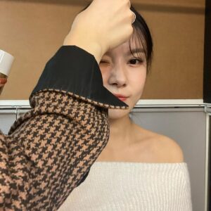 Kim Na-young Instagram - 🙂👀😘