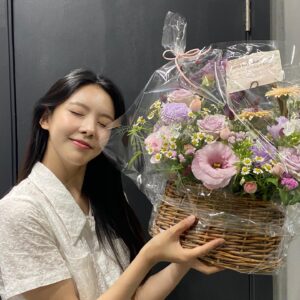 Kim Na-young Instagram - 여러분들의 따뜻함 넘치는 눈빛을 다시 떠올리니 또 한번 울컥하네요
그동안 여러분들께서 주신 사랑에 비하면 턱없이 부족하지만 팬미팅을 준비하면서 순수한 마음 하나로 다른 이를 위해 무언가를 준비한다는게 어렵다는걸 또 한번 느꼈어요 
나를 응원해주고 사랑해주는 여러분들이 곁에 있다는것에 너무 감사해 오늘은 이 기분을 마음한켠에 간직하고싶지않고 꼭 표현하고 싶네요 
당연시 생각하지않고 항상 기억할게요
온마음 다해 사랑해주시는 여러분들이있으니 저는 너무 행복한 사람이에요❤
제게 소중한 6월27일을 만들어주셔서 감사합니다 사랑합니다