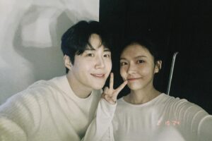 Kim Na-young Instagram - -
연극 '행복을 찾아서'
2023.12.05-2024.02.18 

행복을 찾아서를 사랑해주신 많은 관객분들께 진심으로 감사드립니다

‘행복은 찾는게 아니라, 깨닫는 거더라’ 라는 극중 대사처럼 
우리의 삶속 어디에나 행복은 존재합니다
좋은작품,좋은 동료,좋은 스텝분들과 함께 할수있다는것이 제게는 가장 큰 행복이였습니다

행복은 작은것들의 연속으로 이루어졌다고 생각해요
우리는 종종 작은 행복들을 놓치고 살아가는데, 
생각하지못하는 것들에 행복이 숨어있다는것을 잊지마세요❣️

행복을 찾아서는 우진이를 생각하는 은수의 마음처럼 제 마음속에도 오랫동안 남겨질것같습니다

‘가득채울게. 그렇게 될일은 그렇게 되는거니까.‘