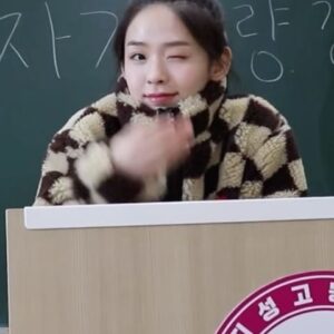 Kim Si-eun Instagram - 😉