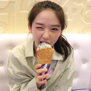 Kim Si-eun Instagram - 맞아 민초단💚