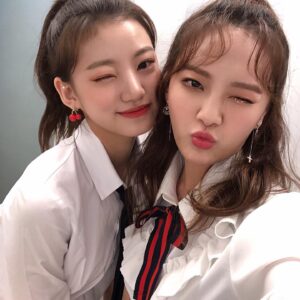 Kim Si-yoon Instagram - 우리 문뚜아 언니 생일 축하해요😍항상 저 웃게 해주고 행복하게 해줘서 고마워요! 나두 언니 행복하게 해줄고얌💕 그리구 나는 언니 웃을 때가 제일 좋아요 평생 내가 웃게 해줄게요🥰
언니가 항상 어떤 모습이든 사진 찍어준 덕분에 정말 이쁘고 많은 추억 생겨서 좋아요 우리 앞으로 이쁜 추억 많이 만들어 가자구요😉💜 
나의 달 나의 문쑤아 언냐 사랑해요💗