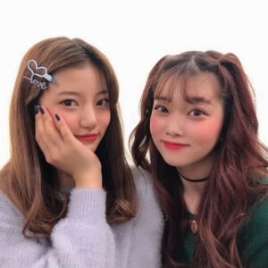 Kim Si-yoon Instagram - コロナの影響で来日制限によりPopteen撮影に参加することができない状況が続いています。

応援してくださる方々の愛に応えたいですが、Popteenモデルとして活躍する姿をお見せすることができなくてとても残念な気持ちです。

難しい決断でしたが、今は日本での毎月定期的な活動は難しいと判断し、12月15日をもちましてPopteenレギュラーモデルを卒業することになりました。

この状況が早く収まってまたすぐ会えることを願っています。

코로나의 영향으로 자유롭게 한국과 일본을 오갈 수 없어 팝틴 촬영에 참가할 수 없는 상황이 계속되고 있어요.

응원해주시는 많은 분들의 사랑에 보답하고 싶지만 팝틴 모델로서 활약하는 모습을 보여 드릴 수 없어 아쉬운 마음이 너무 큽니다..

쉽지 않은 결정이었지만, 일본에서의 매달 정기적인 활동이 어려워져서, 12월 15일 자로 팝틴 레귤러 모델을 졸업하게 되었습니다.

많이 아쉬움이 남지만 하루 빨리 이 상황이 나아지길 바라며 다시 만날 날을 기다리고 있겠습니다..! 여러분! 몸 조심하시고 마스크 꼭 쓰기 약속!!

#Popteen