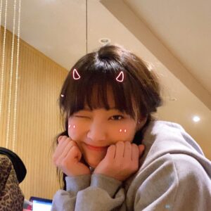 Kim Si-yoon Instagram - 우리 문뚜아 언니 생일 축하해요😍항상 저 웃게 해주고 행복하게 해줘서 고마워요! 나두 언니 행복하게 해줄고얌💕 그리구 나는 언니 웃을 때가 제일 좋아요 평생 내가 웃게 해줄게요🥰
언니가 항상 어떤 모습이든 사진 찍어준 덕분에 정말 이쁘고 많은 추억 생겨서 좋아요 우리 앞으로 이쁜 추억 많이 만들어 가자구요😉💜 
나의 달 나의 문쑤아 언냐 사랑해요💗