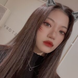 Kim Si-yoon Instagram - Happy Halloween 🎃🖤

#할로윈 #halloween