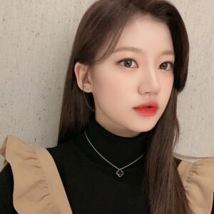Kim Si-yoon Instagram - 여러분~! 오늘도 리슨 스테이지 봐주셔서 정말 감사합니다💕✨여러분 덕분에 오늘도 즐겁게 노래 부를 수 있었어요💖🌟진짜 사랑합니당🥺🌸
.
.
皆さん！今日もリッスンステージ見てくれて本当にありがとうございました！💕✨皆さんおかげさまで今日も楽しく歌をうたうことができました💖🌟ほんまに大好きぃぃ🥺🌸
.
.
#리슨스테이지 
#mystic#story
#시윤
#シユン
#오늘도#팬분들#덕분에#행복#❤️