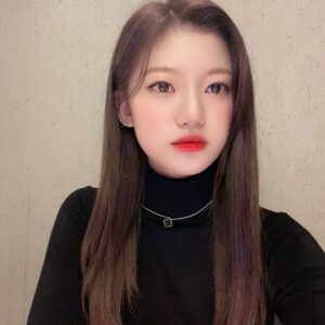 Kim Si-yoon Instagram - 여러분~! 오늘도 리슨 스테이지 봐주셔서 정말 감사합니다💕✨여러분 덕분에 오늘도 즐겁게 노래 부를 수 있었어요💖🌟진짜 사랑합니당🥺🌸
.
.
皆さん！今日もリッスンステージ見てくれて本当にありがとうございました！💕✨皆さんおかげさまで今日も楽しく歌をうたうことができました💖🌟ほんまに大好きぃぃ🥺🌸
.
.
#리슨스테이지 
#mystic#story
#시윤
#シユン
#오늘도#팬분들#덕분에#행복#❤️