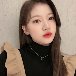 Kim Si-yoon Instagram - 여러분~! 오늘도 리슨 스테이지 봐주셔서 정말 감사합니다💕✨여러분 덕분에 오늘도 즐겁게 노래 부를 수 있었어요💖🌟진짜 사랑합니당🥺🌸
.
.
皆さん！今日もリッスンステージ見てくれて本当にありがとうございました！💕✨皆さんおかげさまで今日も楽しく歌をうたうことができました💖🌟ほんまに大好きぃぃ🥺🌸
.
.
#리슨스테이지 
#mystic#story
#시윤
#シユン
#오늘도#팬분들#덕분에#행복#❤️