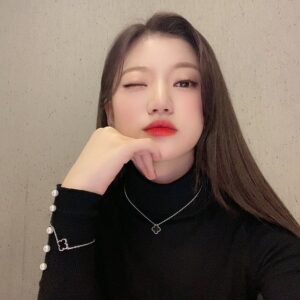 Kim Si-yoon Instagram - 여러분~! 오늘도 리슨 스테이지 봐주셔서 정말 감사합니다💕✨여러분 덕분에 오늘도 즐겁게 노래 부를 수 있었어요💖🌟진짜 사랑합니당🥺🌸
.
.
皆さん！今日もリッスンステージ見てくれて本当にありがとうございました！💕✨皆さんおかげさまで今日も楽しく歌をうたうことができました💖🌟ほんまに大好きぃぃ🥺🌸
.
.
#리슨스테이지 
#mystic#story
#시윤
#シユン
#오늘도#팬분들#덕분에#행복#❤️