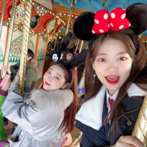 Kim Si-yoon Instagram - おねえちゃん！お誕生日おめでとうございます❤️ほんとにあいたいです 🥺
お姉さんと一緒に過ごしたすべての日々は幸せでキラキラしていました⭐️
私たちこれからも一緒に地球征服しましょうww誰よりも韓国で私が一番に応援しています🤗早く会いましょう！キム·シユンはキム·ツキちゃんの味方！
月のそばにはいつも星があることを覚えていてください。
本当に愛してるよん💖

🌙月の妹の星より⭐️