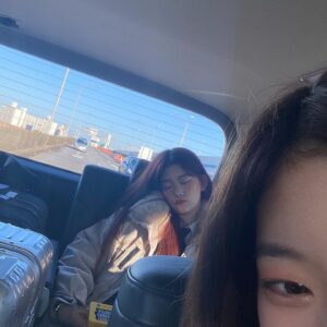 Kim Si-yoon Instagram - おねえちゃん！お誕生日おめでとうございます❤️ほんとにあいたいです 🥺
お姉さんと一緒に過ごしたすべての日々は幸せでキラキラしていました⭐️
私たちこれからも一緒に地球征服しましょうww誰よりも韓国で私が一番に応援しています🤗早く会いましょう！キム·シユンはキム·ツキちゃんの味方！
月のそばにはいつも星があることを覚えていてください。
本当に愛してるよん💖

🌙月の妹の星より⭐️