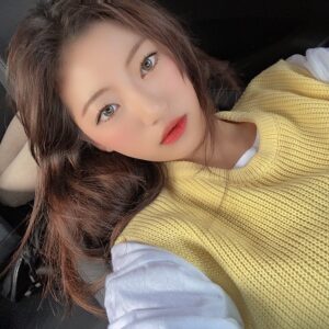 Kim Si-yoon Instagram - 🚘🌬💨💃🤳🏻🐣💛😆