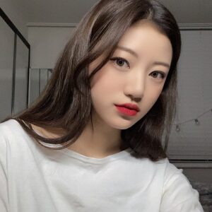 Kim Si-yoon Instagram - ✨Popteen 6月号発売👀✨
.
Popteen 6月号が発売になりました！！
表紙はリコリコさんです!おめでとうございます🎉
.
そして付録はCECIL McBEE女子力UP最強コスメ4点セットが一緒にいます！！
.
残念にも私が今回の6月号にはコロナによって参加しないようになりました😭😭それで！
私の普段のセルカを入れました！
皆さんも体に気をつけてください！！
皆さんが痛ければ私も痛いです。。笑
たとえ6月号に参加できなかったがそれでも私とPopteen 6月号に多くの関心と応援お願いします！！💕🥺💕
.
いつも愛してるよぉ😆❤️❤❤❤❤❤
.
항상 사랑합니다앙😆❤️❤❤❤❤❤
.
#popteen