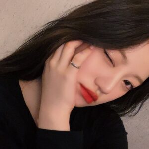 Kim Si-yoon Instagram - 🌟Popteen 1月号発売🌟

Popteen1月号が発売されました！

今回号に内容はクリスマス号なので専属モデルからティーンズへのクリプレ企画やキャラ別妄想カップル企画などやってます！😍❣️キャ〜！

今月号ではめるるさんときょうきょうさんが卒業をします！！
卒業おめでとうございます！🙇‍♀️✨

たくさん見てくださいぃ💓

(久しぶりにselfieで〜す💕❛˓◞˂̵  )