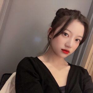 Kim Si-yoon Instagram - 여러분 오랜만이에요 👀✨❤
보고 싶었어요 💕
제 업로드를 기다려주셔서 감사합니다💓
.
.
내츄럴한 메이크업과 스모키 메이크업을 해봤었는데요! 여러분은 어떤 제가 더 좋으신가요 ~?!🖤
.
.
皆さん！久しぶりです 👀✨❤
会いたかったです。 💕
私のアップロードを待ってくれてありがとうございます💓
.
.
ナチュラルなメーキャップと、スモーキーメイクアップをしてみたんです! 皆さんはどんな私がもっと好きですか ~?!🖤
.
.
#シユン
#김시윤
#siyoon
#popteen
#05
#Mysticstory
#rookies