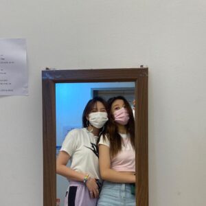 Kim Si-yoon Instagram - 우리 문뚜아 언니 생일 축하해요😍항상 저 웃게 해주고 행복하게 해줘서 고마워요! 나두 언니 행복하게 해줄고얌💕 그리구 나는 언니 웃을 때가 제일 좋아요 평생 내가 웃게 해줄게요🥰
언니가 항상 어떤 모습이든 사진 찍어준 덕분에 정말 이쁘고 많은 추억 생겨서 좋아요 우리 앞으로 이쁜 추억 많이 만들어 가자구요😉💜 
나의 달 나의 문쑤아 언냐 사랑해요💗