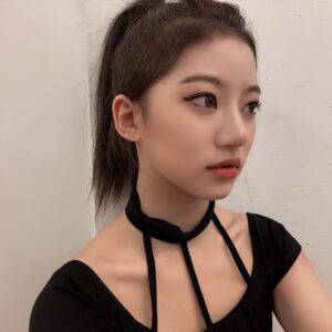 Kim Si-yoon Instagram - 여러분 오랜만이에요 👀✨❤
보고 싶었어요 💕
제 업로드를 기다려주셔서 감사합니다💓
.
.
내츄럴한 메이크업과 스모키 메이크업을 해봤었는데요! 여러분은 어떤 제가 더 좋으신가요 ~?!🖤
.
.
皆さん！久しぶりです 👀✨❤
会いたかったです。 💕
私のアップロードを待ってくれてありがとうございます💓
.
.
ナチュラルなメーキャップと、スモーキーメイクアップをしてみたんです! 皆さんはどんな私がもっと好きですか ~?!🖤
.
.
#シユン
#김시윤
#siyoon
#popteen
#05
#Mysticstory
#rookies