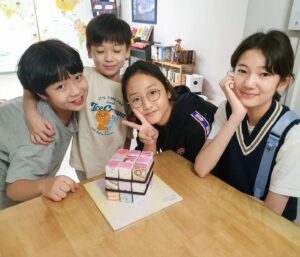 Kim Su-in Instagram - ♡
#만남
.
.어느순간 부터 너무 자연스럽게 만나게된 우리  언제부터 였을까~
.요번 방학에도 뭉쳤다^^
.
.오늘
.그리고  7개월전 겨울방학때 에도
.
.너무 잘맞고
.편한사이
.아이들도 우리도😁
.
.
#좋으다
#김도원  @2011.4.14_do_won_kim
#화이팅
#앞으로도 쭉~💕
#담엔 우리집이야~^^
#이쁘니들