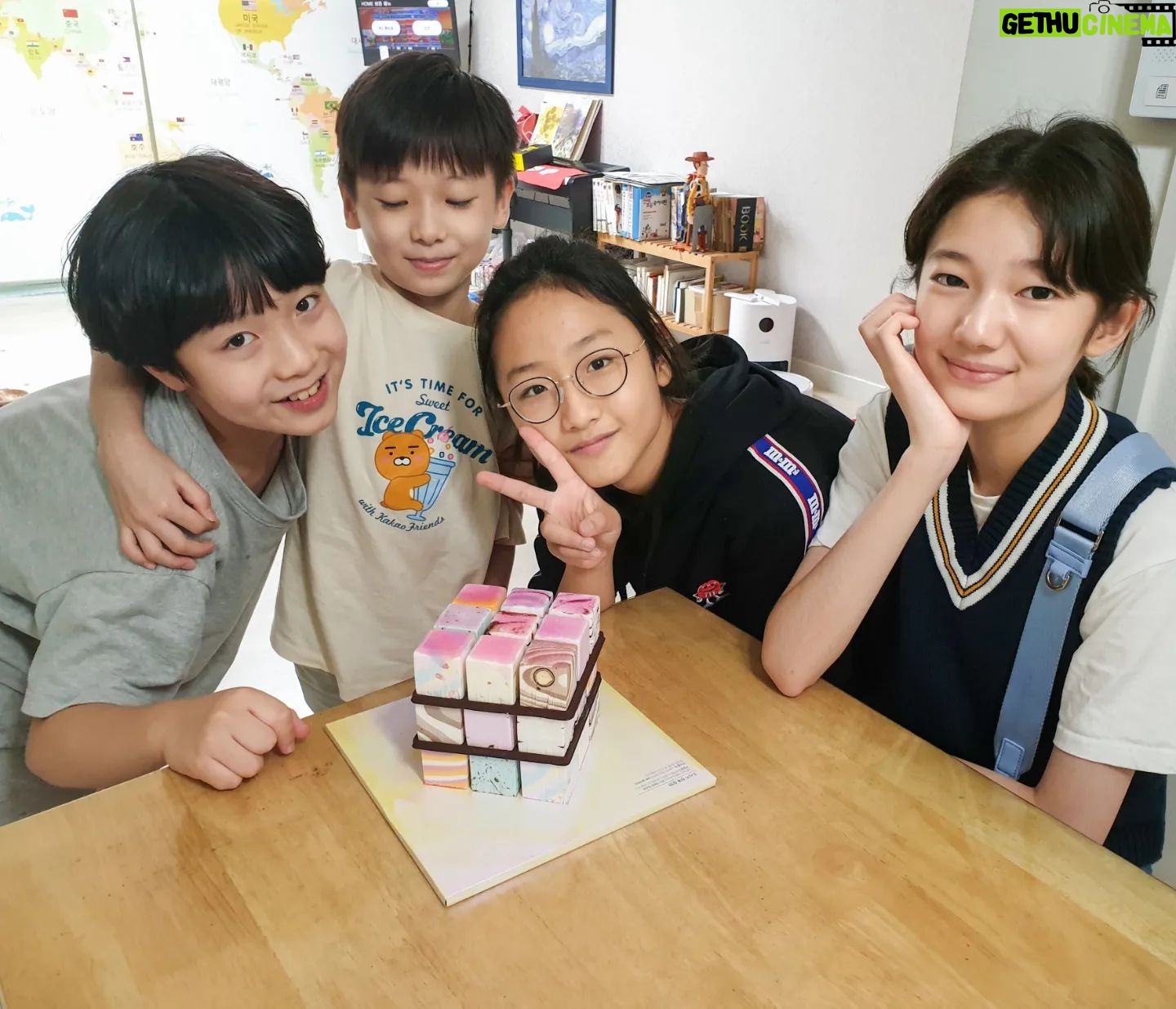 Kim Su-in - 4.8K Likes - ♡
#만남
.
.어느순간 부터 너무 자연스럽게 만나게된 우리 언제부터 였을까~
.요번 방학에도 뭉쳤다^^
.
.오늘
.그리고 7개월전 겨울방학때 에도
.
.너무 잘맞고
.편한사이
.아이들도 우리도😁
.
.
#좋으다
#김도원 @2011.4.14_do_won_kim
#화이팅
#앞으로도 쭉~💕
#담엔 우리집이야~^^
#이쁘니들