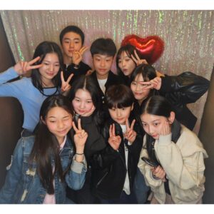 Kim Su-in Instagram - 수인♡
.
.너무 합이 좋았던 우리 친구들~♡
.처음으로 느껴봤던 즐거웠던 촬영준비와 촬영장에서
.반갑게  즐겁게  서로를 맞아주었던 힘이 되어주었던
.친구들.. 생각해보니  수인이보다  내가 더.. 
.좋아했던거 같기도하고 ^^;;;
.
.고마웠어요~
.즐거웠고요~
.이런인연도 있구나 알려주어 고맙고
.각자에  꿈을 응원 합니다~!!
.
.꼭 9명  완전체를  찍고싶었는데 정신이 없었던관계로 또 실패 .. 
.
.
#히어로는아닙니다만
#우리친구들
#김준희  @junhee0314 
#김솔  @kimsol_happy 
#김하정  @khajeong11 
#문우진 @mwj_mom
#이경민 @kmini.09
#안윤호 @lovely.jin2 
#황서정 @suhjung1004 

●● 맨위에 빨강 하트 풍선앞에 분은 누구실까요~ 
사진 보다 깜놀😅  #천우희배우님  너무 사랑스러우십니다~♡♡