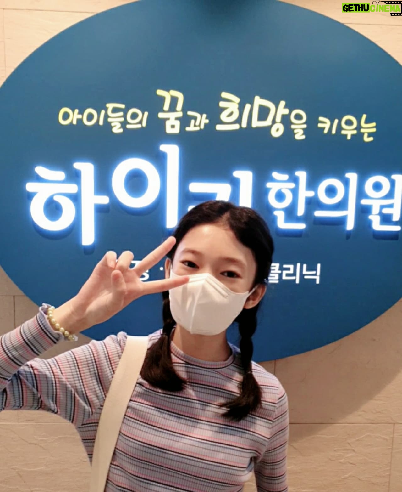 Kim Su-in - 7.8K Likes - ♡
.요즘 왜 자꾸 브이를 하는거지?🙄
.
.한달만에 #하이키 방문
.벌써 인연을 맺은지 일년이 훌쩍지났다니
.시간이 왜이리 빨리지나가는지..
.
.너무 잘해주고있는 수인 ^^
.좋은인연 ♡
.
.
.
.
.
#김수인
#아역김수인
#하이키한의원
#감사합니다
#건강하자
#건강하세요