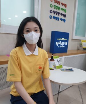 Kim Su-in Instagram - ♡
.요즘 왜 자꾸 브이를 하는거지?🙄
.
.한달만에 #하이키 방문
.벌써  인연을 맺은지 일년이 훌쩍지났다니
.시간이 왜이리 빨리지나가는지..
.
.너무 잘해주고있는 수인 ^^
.좋은인연 ♡
.
.
.
.
.
#김수인
#아역김수인
#하이키한의원
#감사합니다
#건강하자
#건강하세요