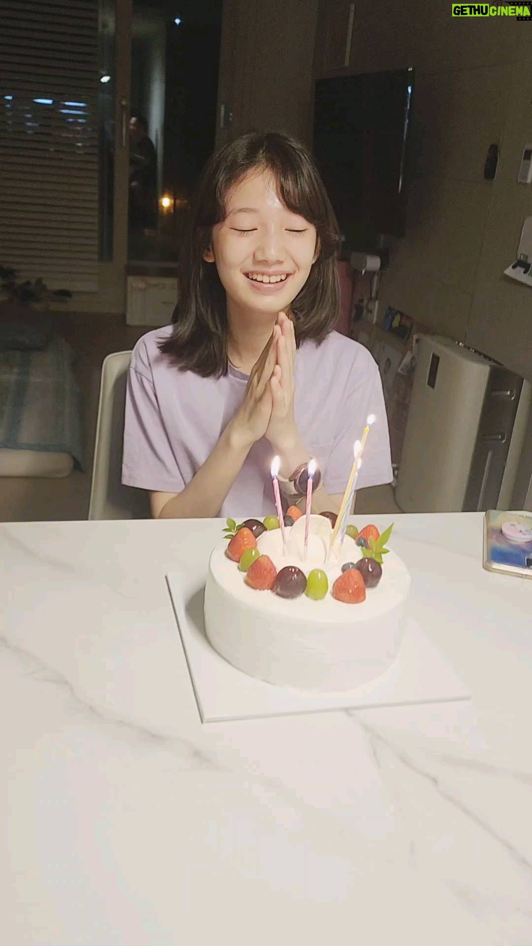 Kim Su-in - 8K Likes - ♡
.늦은시간 수인이에 생일축하~🥰
.
.수인이는 무슨 소원을 빌었을까요~♡
.
.우리딸 14번째 생일축하해~💕
.
.수인이는 요즘 너무 행복하게 하루하루를 재미있게 잘지내고 있어요 ^^
.
.
#happybirthday
#생일축하
#김수인
#편안한밤
#goodnight