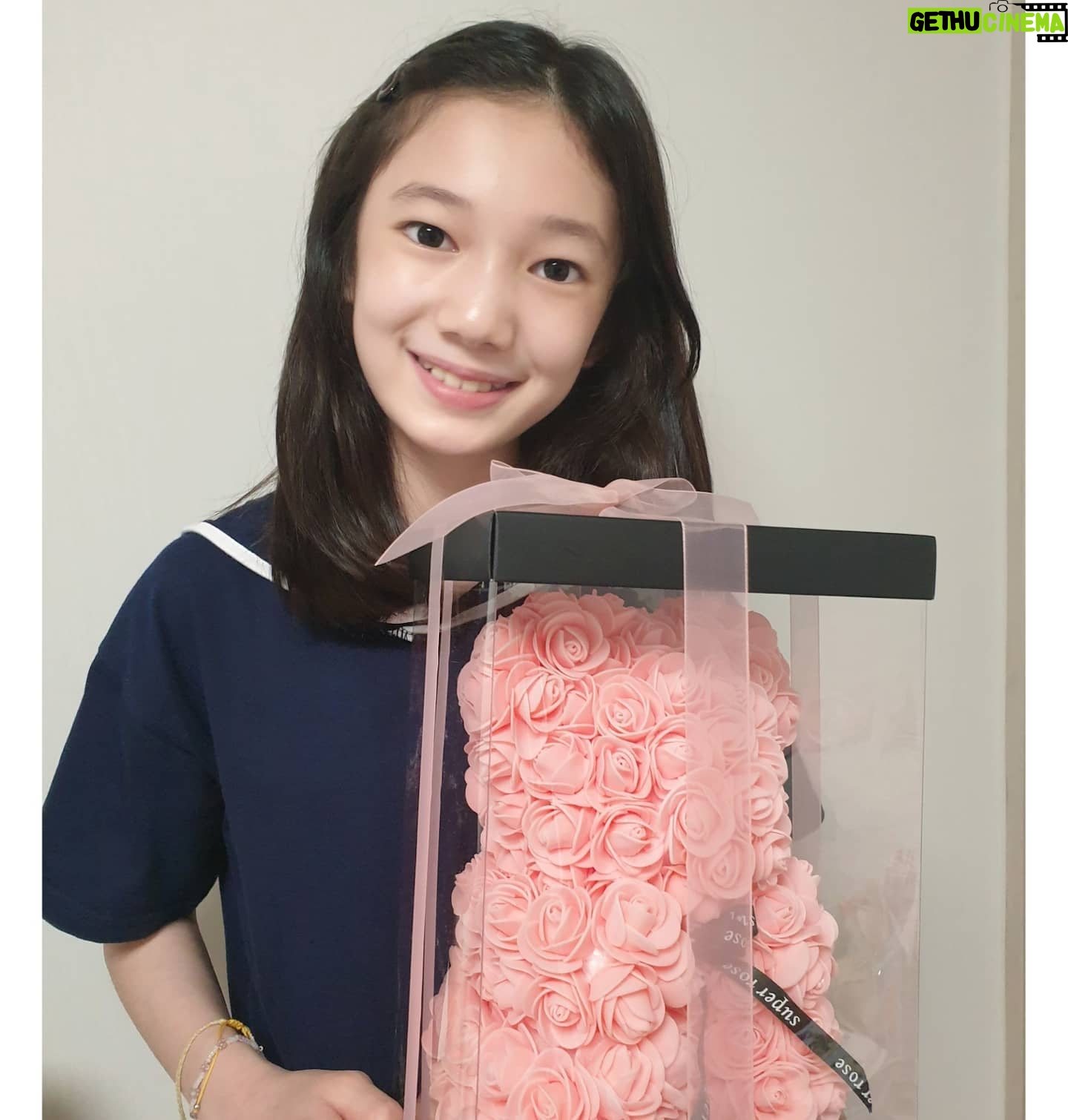 Kim Su-in - 7.8K Likes - ♡
.인형꽃
.로즈베어
.
.무지 좋다고~🥰😍
.힘이되는사람
.
.
.
.
.
.
#선물
#도원이이모 (윤아야~)
#요런이쁜거는 첨 🤩
#땡큐 🤗
#인형꽃
#로즈베어
#김수인
#아역김수인