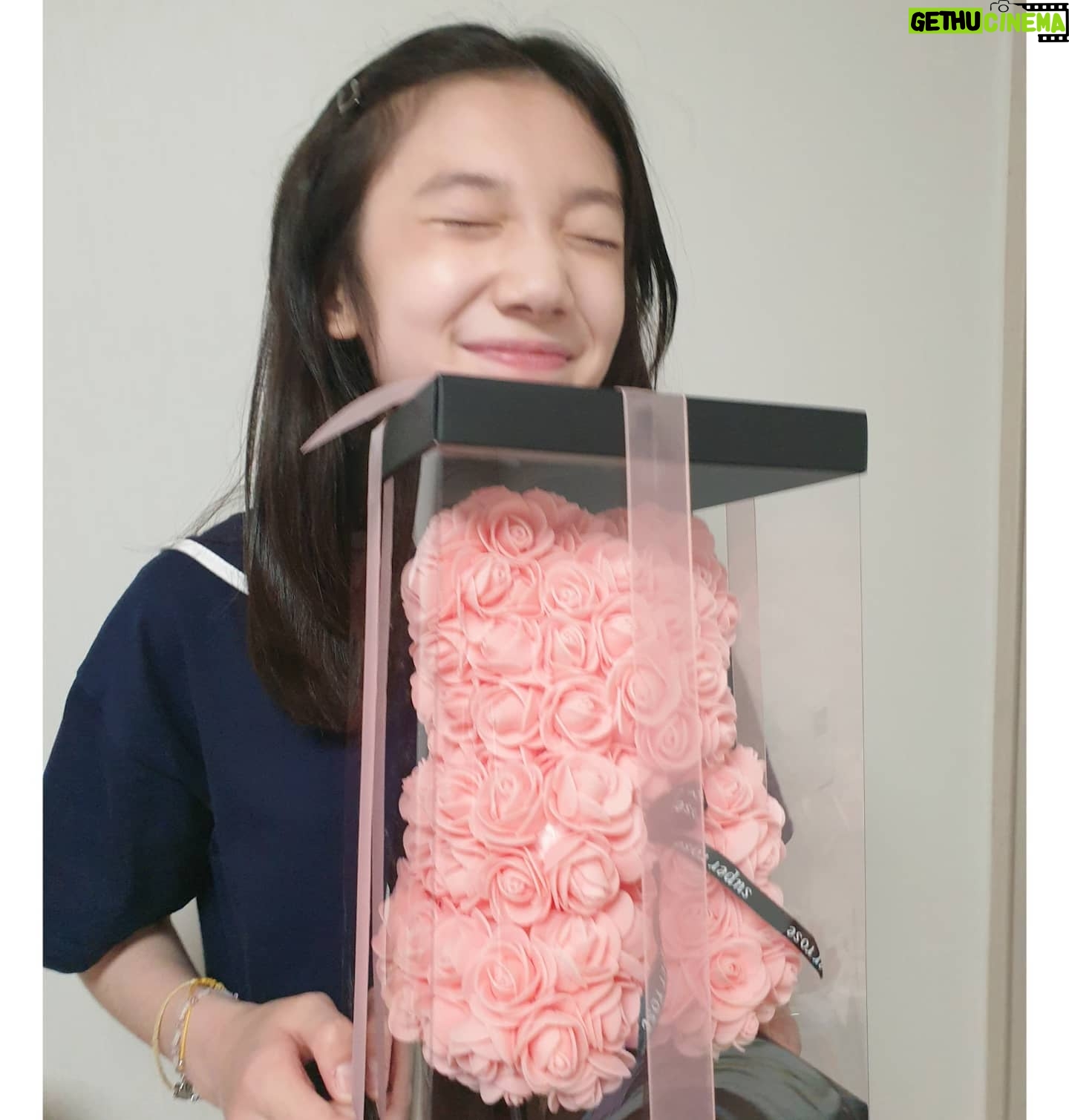 Kim Su-in - 7.8K Likes - ♡
.인형꽃
.로즈베어
.
.무지 좋다고~🥰😍
.힘이되는사람
.
.
.
.
.
.
#선물
#도원이이모 (윤아야~)
#요런이쁜거는 첨 🤩
#땡큐 🤗
#인형꽃
#로즈베어
#김수인
#아역김수인