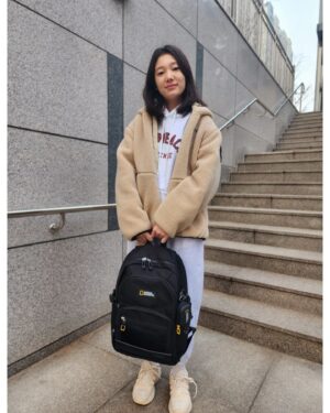 Kim Su-in Instagram - 수인♡.

#제품협찬
.
.새해에도 건강하세요~🥰🤗
.
.
.
.
.ㅡㅡㅡㅡㅡㅡㅡㅡㅡㅡㅡㅡㅡㅡㅡ
#내셔널지오그래픽키즈  @ng_apparel.kids
#내셔널지오그래픽
.
.안정적인 프레임과 톡톡 튀는 디자인의 신학기 가방 ~
.통기성이 뛰어난 등판으로 편안하고 쾌적한 착용감! 
.재귀반사 패치로 야간이나 우천시 보다 안전한 활동 가능하답니다~
.
.>> 1월 중 23SS 신학기 가방 구매 시 스니커즈 3만윈 할인 프로모션 진행 중<<
.
.
.
#키즈가방 #키즈책가방 #신학기가방 #새학기가방 #초등학생가방 #초등학생책가방  #입학선물 #새학기선물 #내셔널가방 #내셔널책가방